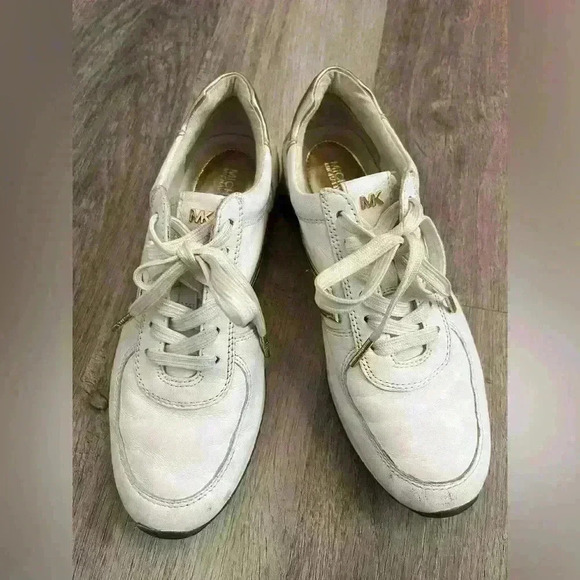 Michael Kors White Leather Sneakers with gold detail - Picture 14 of 15